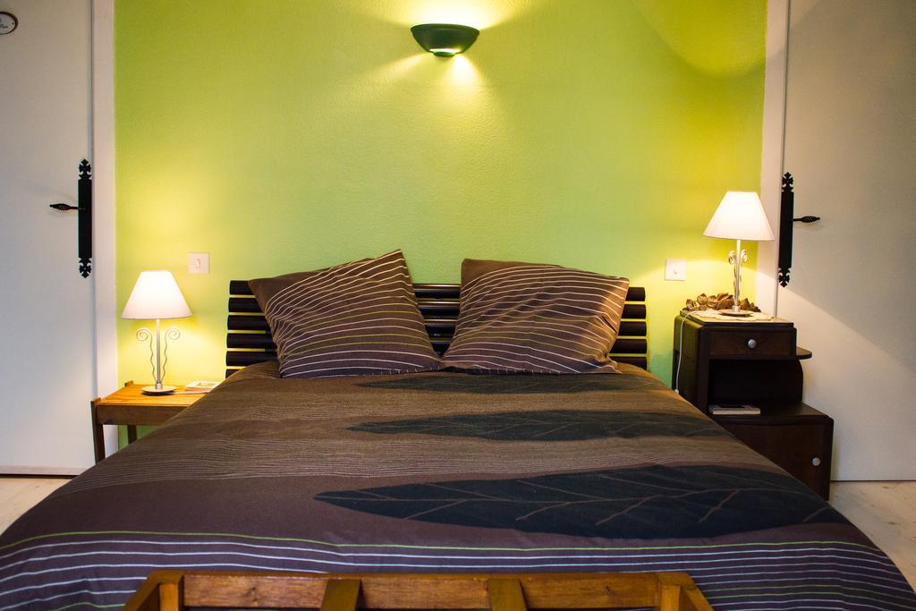 Aux Ronzieres Bed & Breakfast Pouilly-sous-Charlieu Room photo